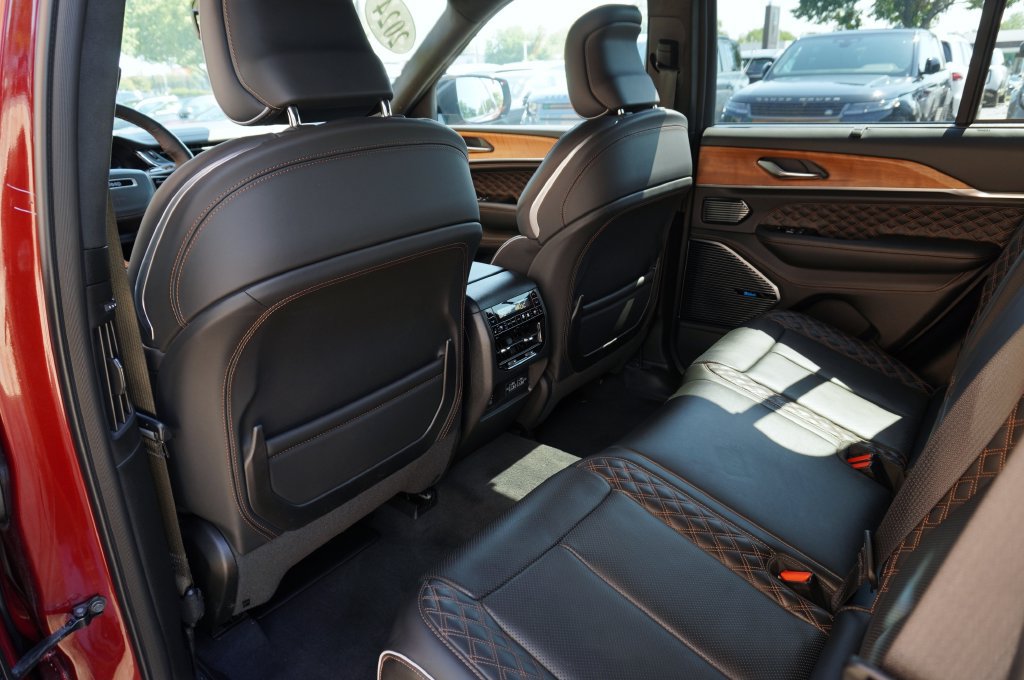 Used 2024 Jeep Grand Cherokee Summit AWD/4WD image 31