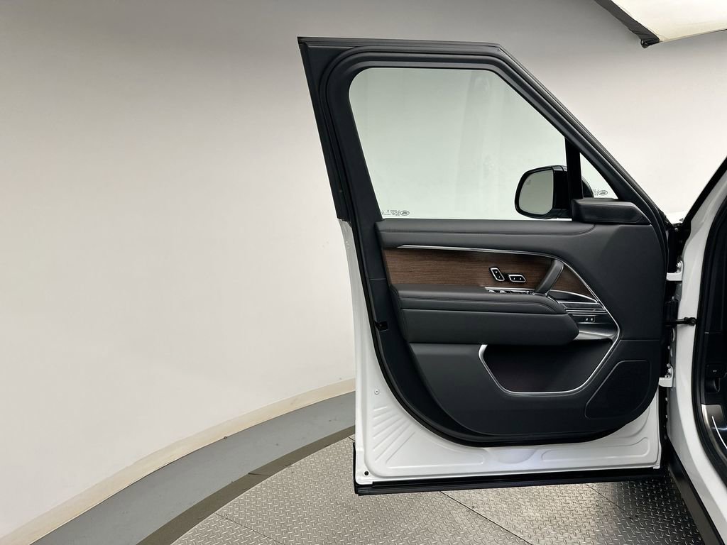 Used 2025 Land Rover Range Rover Long Wheelbase SE image 6