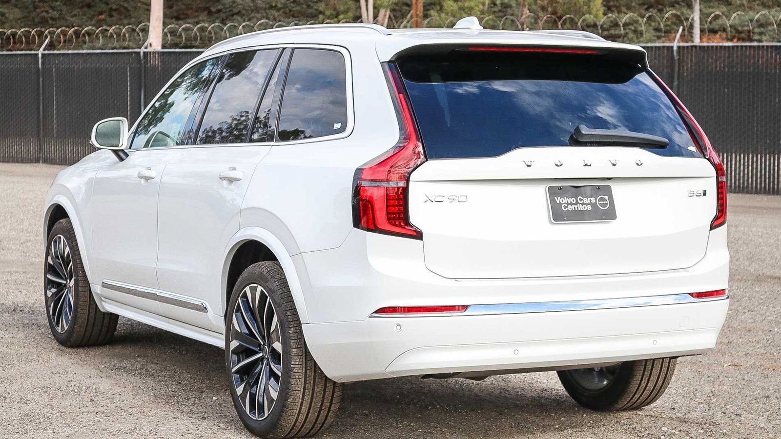 Used 2025 Volvo XC90 B6 Core w/ Protection Package Premier AWD/4WD image 8
