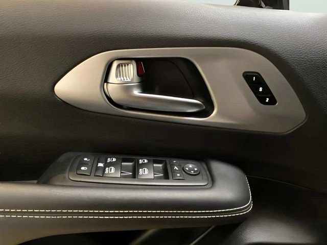 Used 2026 Chrysler Pacifica Limited FWD image 32