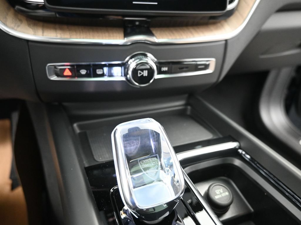 New 2026 Volvo XC60 B5 Plus w/ Protection Package Premier AWD/4WD image 24