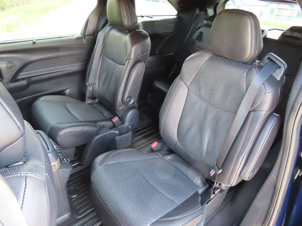Used 2025 Toyota Sienna Platinum AWD/4WD image 31