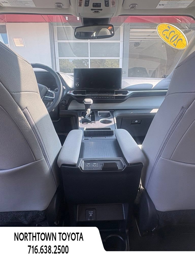 Used 2025 Toyota Sienna XLE w/ XLE Plus Package FWD image 21