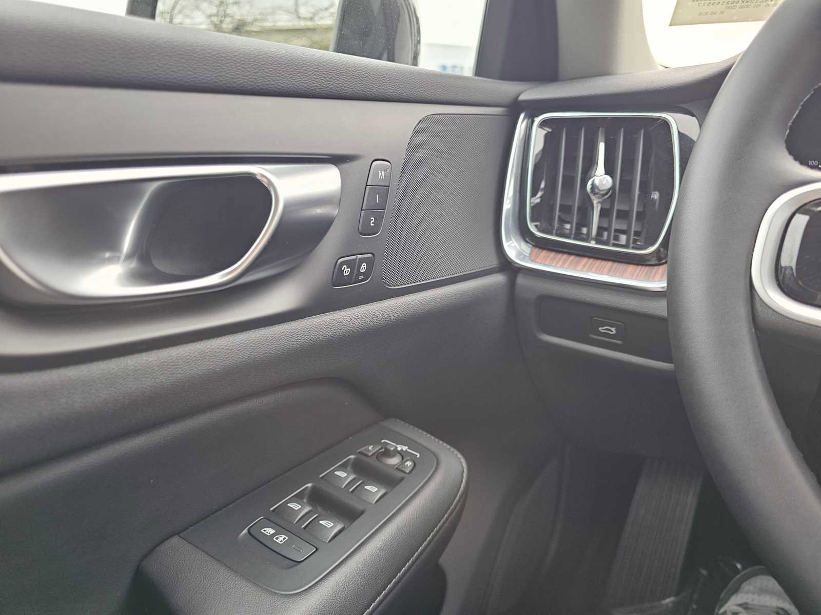 Certified 2025 Volvo V60 B5 Cross Country Plus image 32