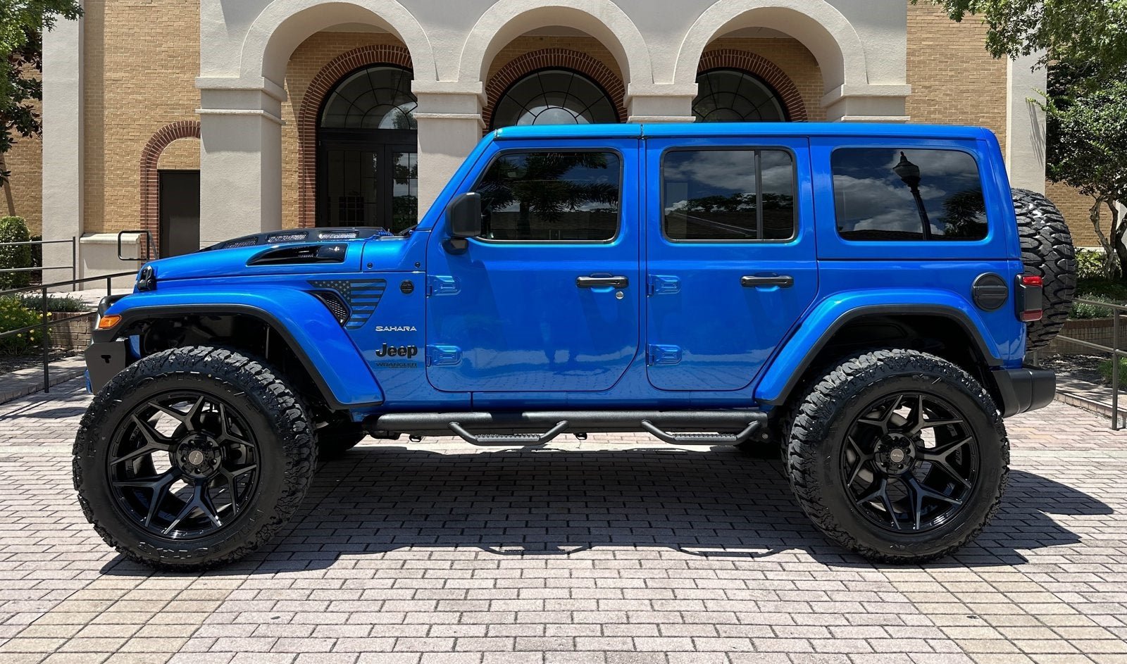 Used 2022 Jeep Wrangler Unlimited Sahara w/ LED Lighting Group AWD/4WD image 48