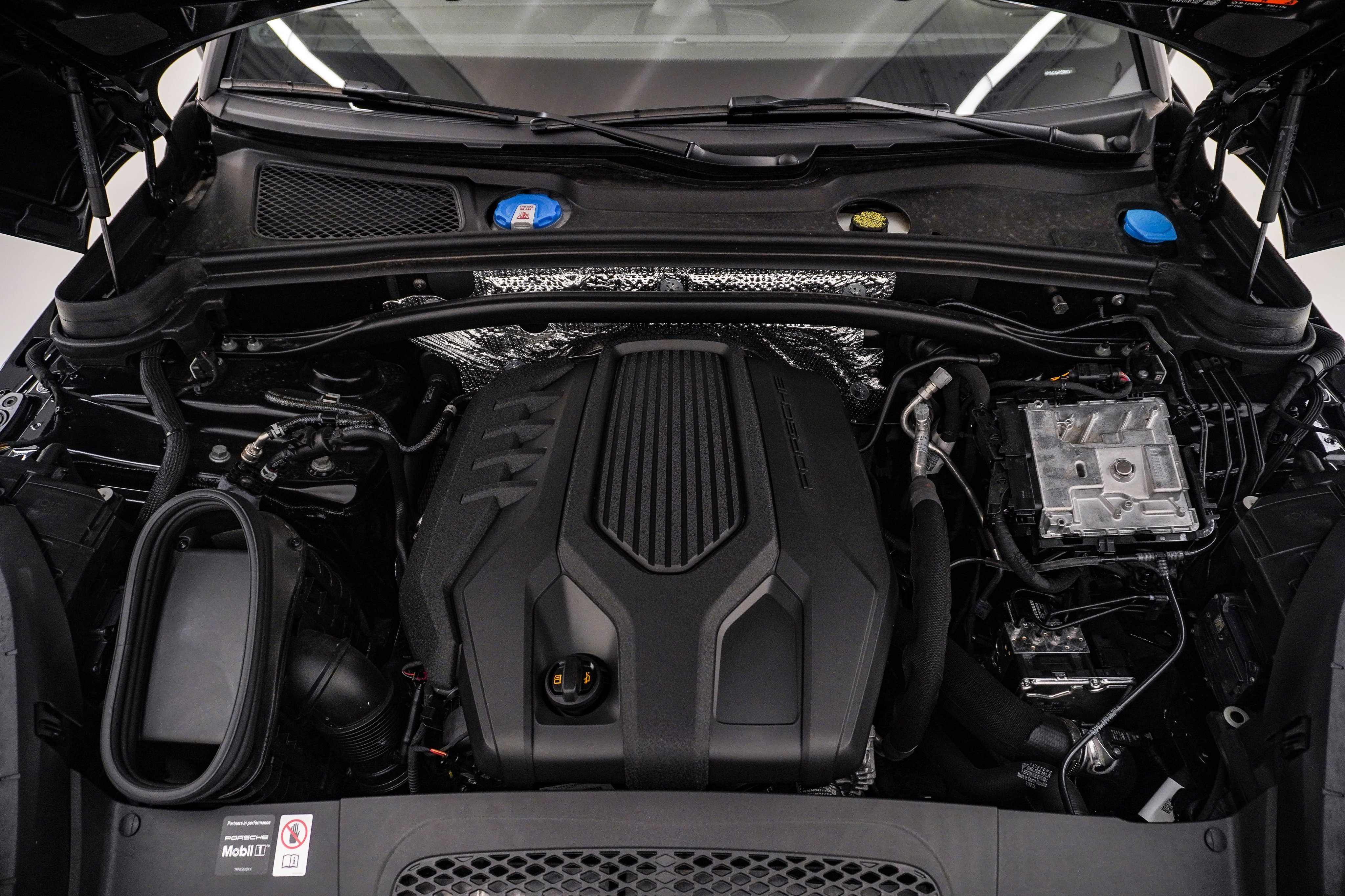 Certified 2026 Porsche Macan Turbo AWD/4WD image 29