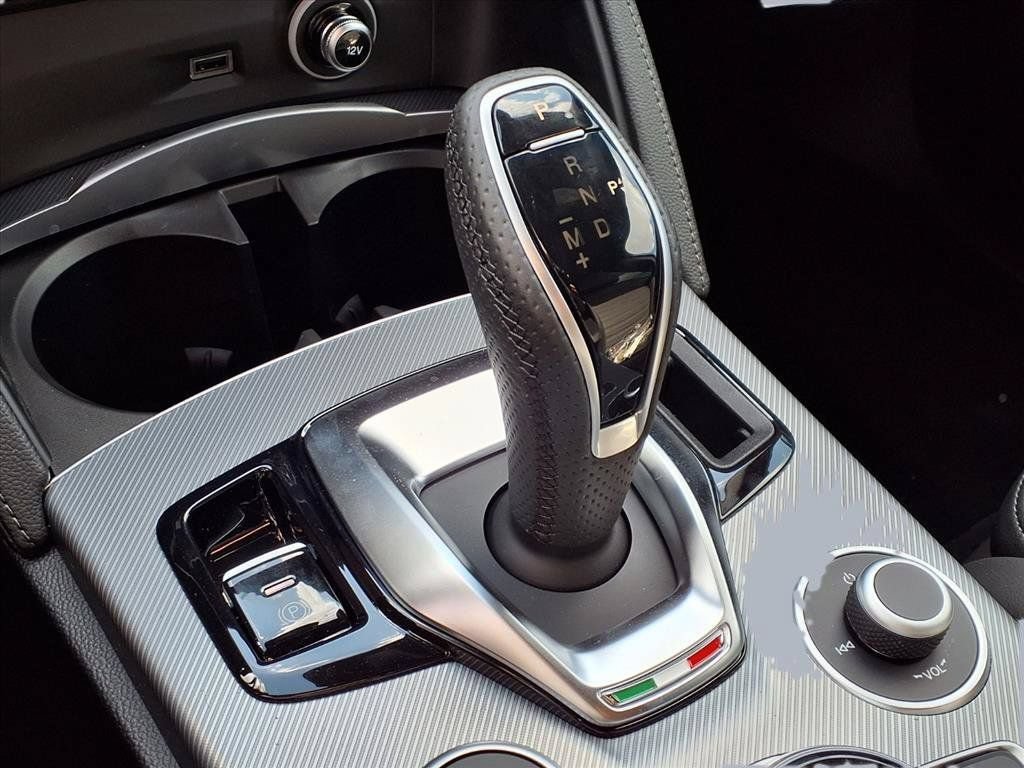 New 2025 Alfa Romeo Stelvio Sprint w/ Veloce Package AWD/4WD image 14