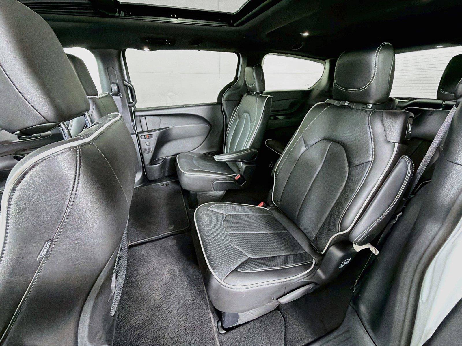 Used 2027 Chrysler Pacifica Limited FWD image 25