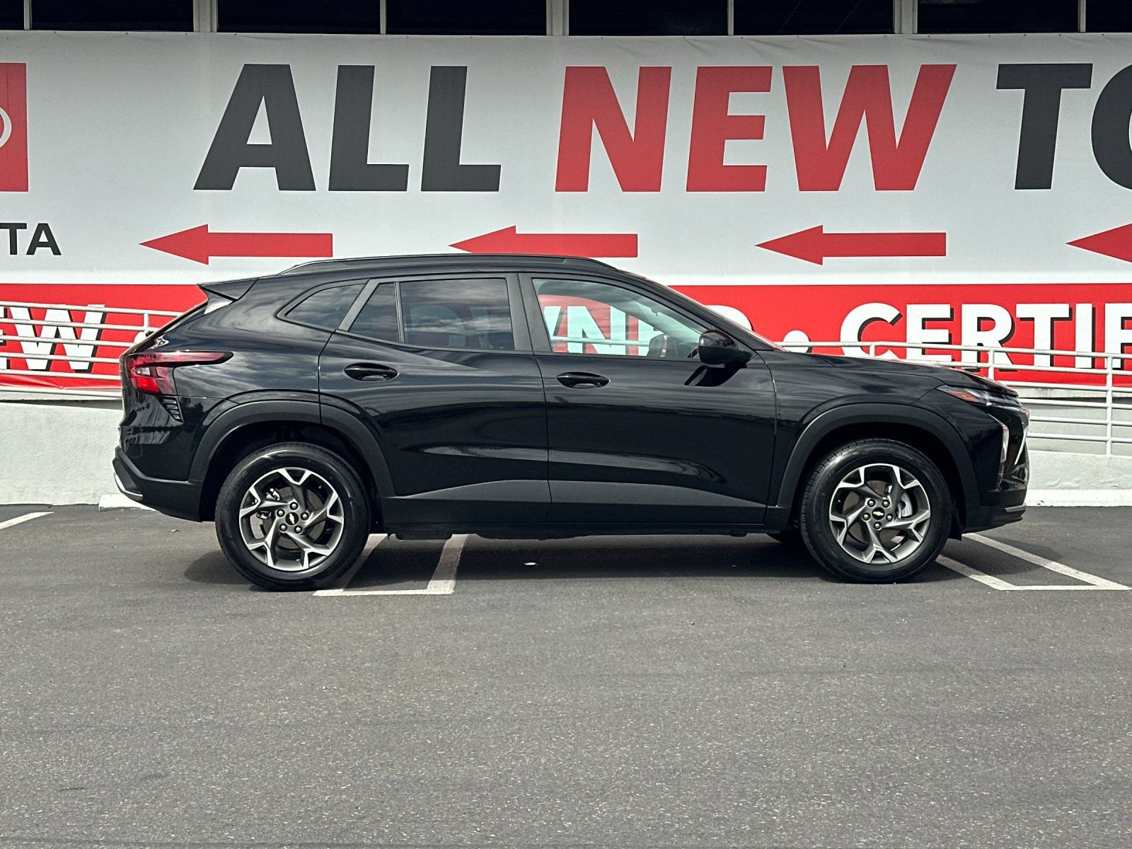 Used 2025 Chevrolet Trax LT FWD image 6