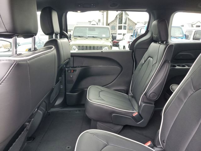 New 2026 Chrysler Pacifica Limited image 13