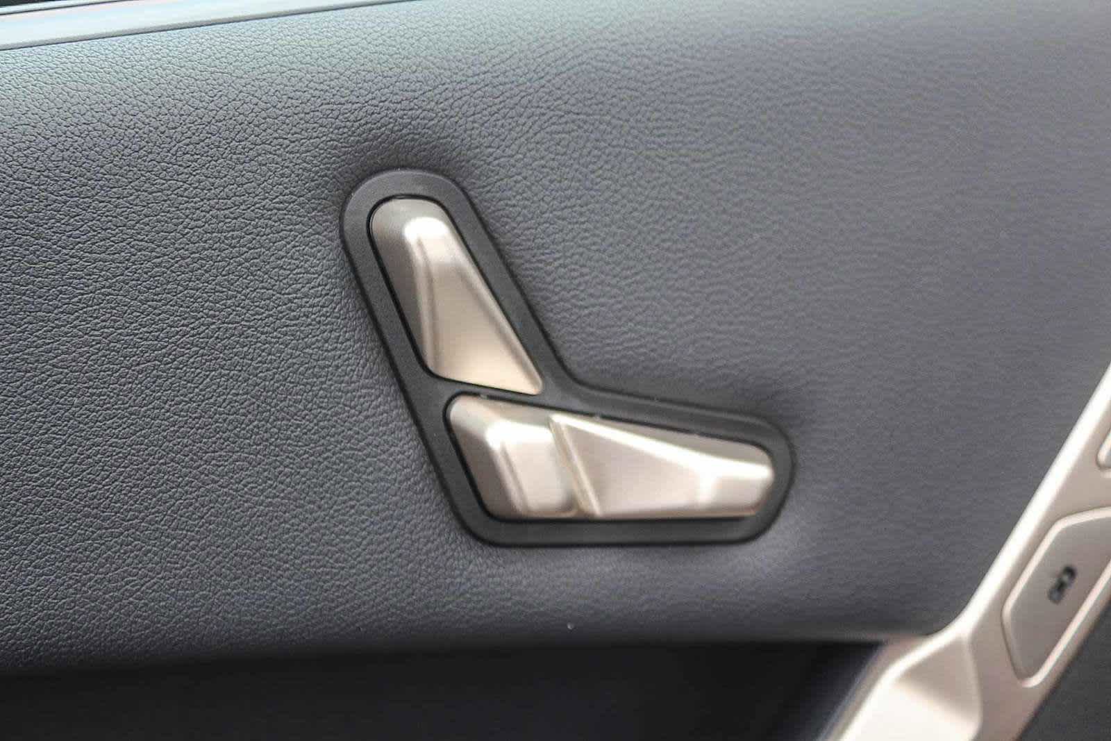 Used 2025 BMW iX xDrive50 image 21