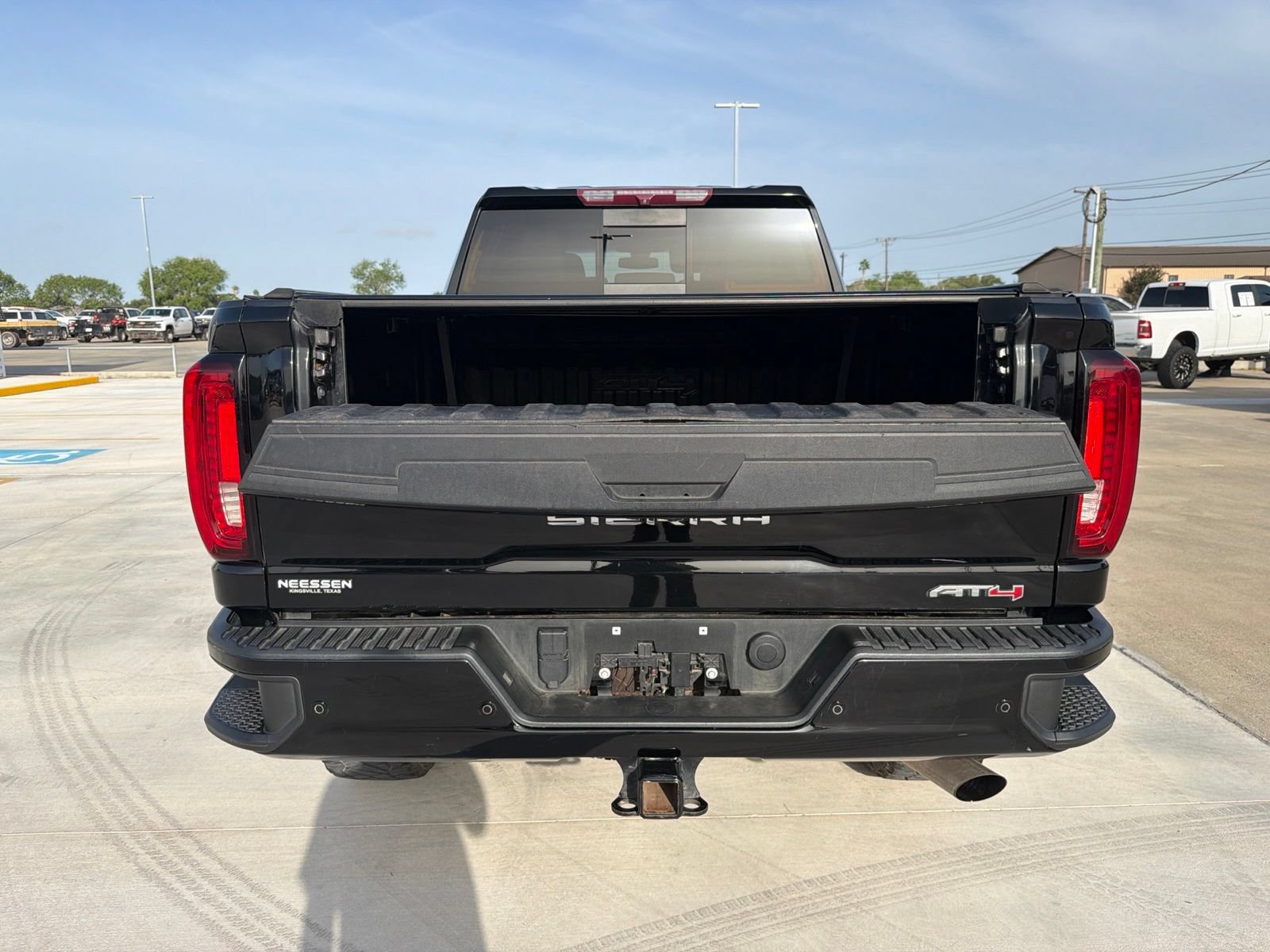 Used 2022 GMC Sierra 2500 AT4 w/ AT4 Preferred Package AWD/4WD image 17