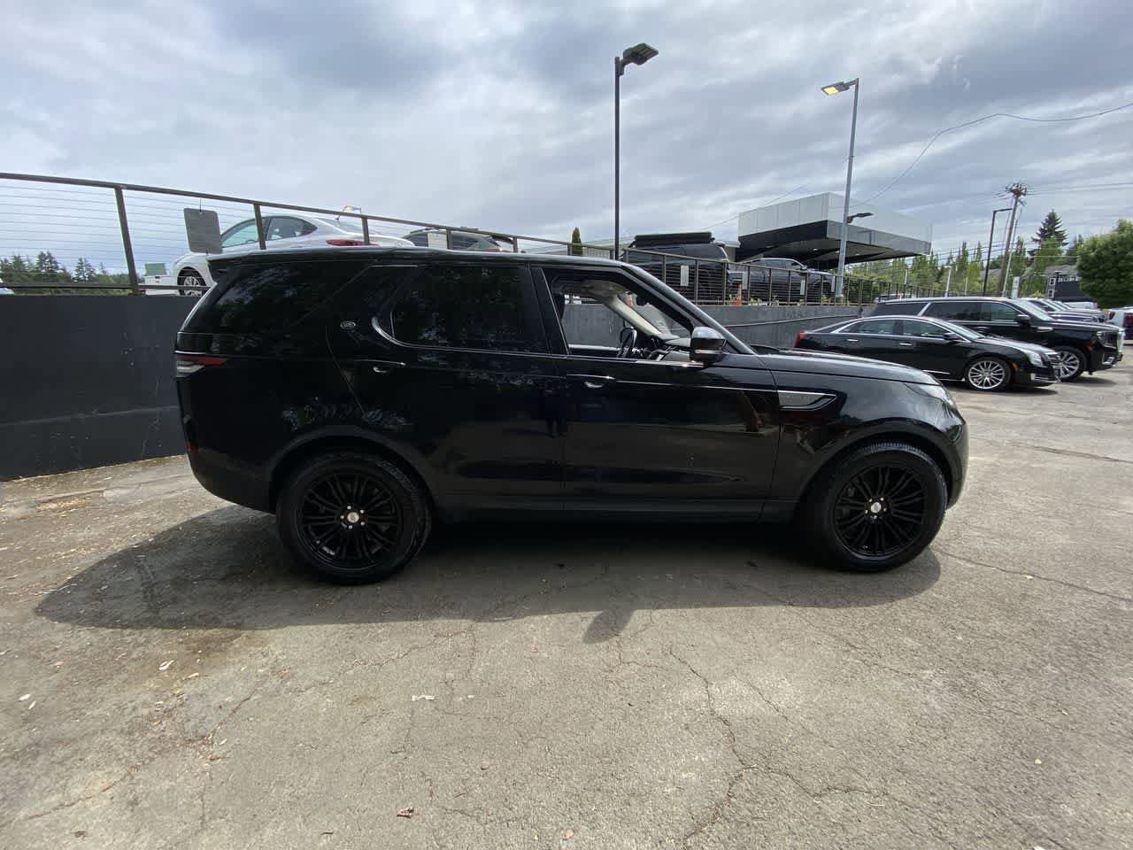 Used 2019 Land Rover Discovery SE AWD/4WD image 7