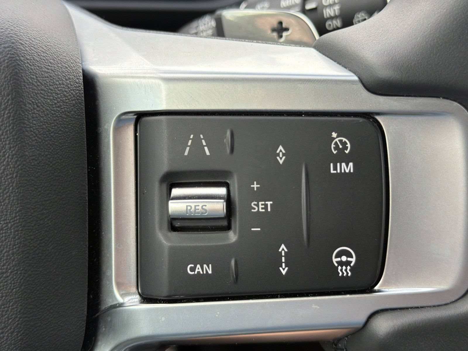 Used 2025 Land Rover Discovery Dynamic SE AWD/4WD image 33