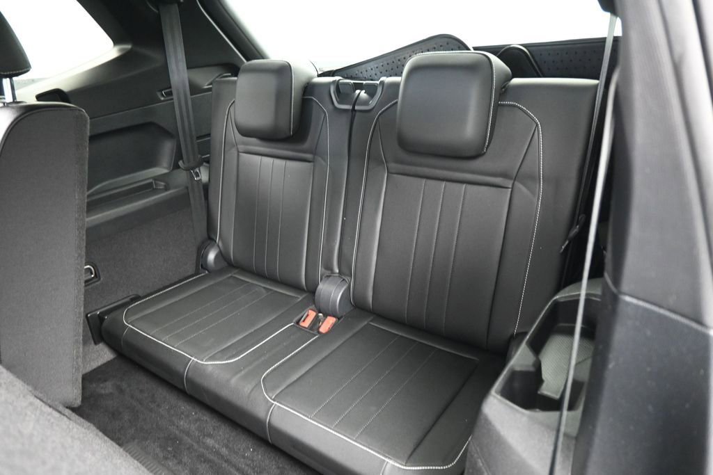 Used 2022 Volkswagen Tiguan SE R-Line image 32