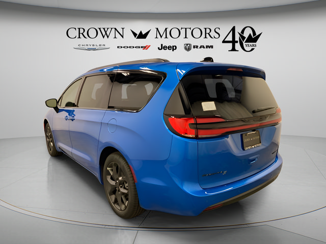 New 2027 Chrysler Pacifica Limited w/ Family Tech Group FWD image 4