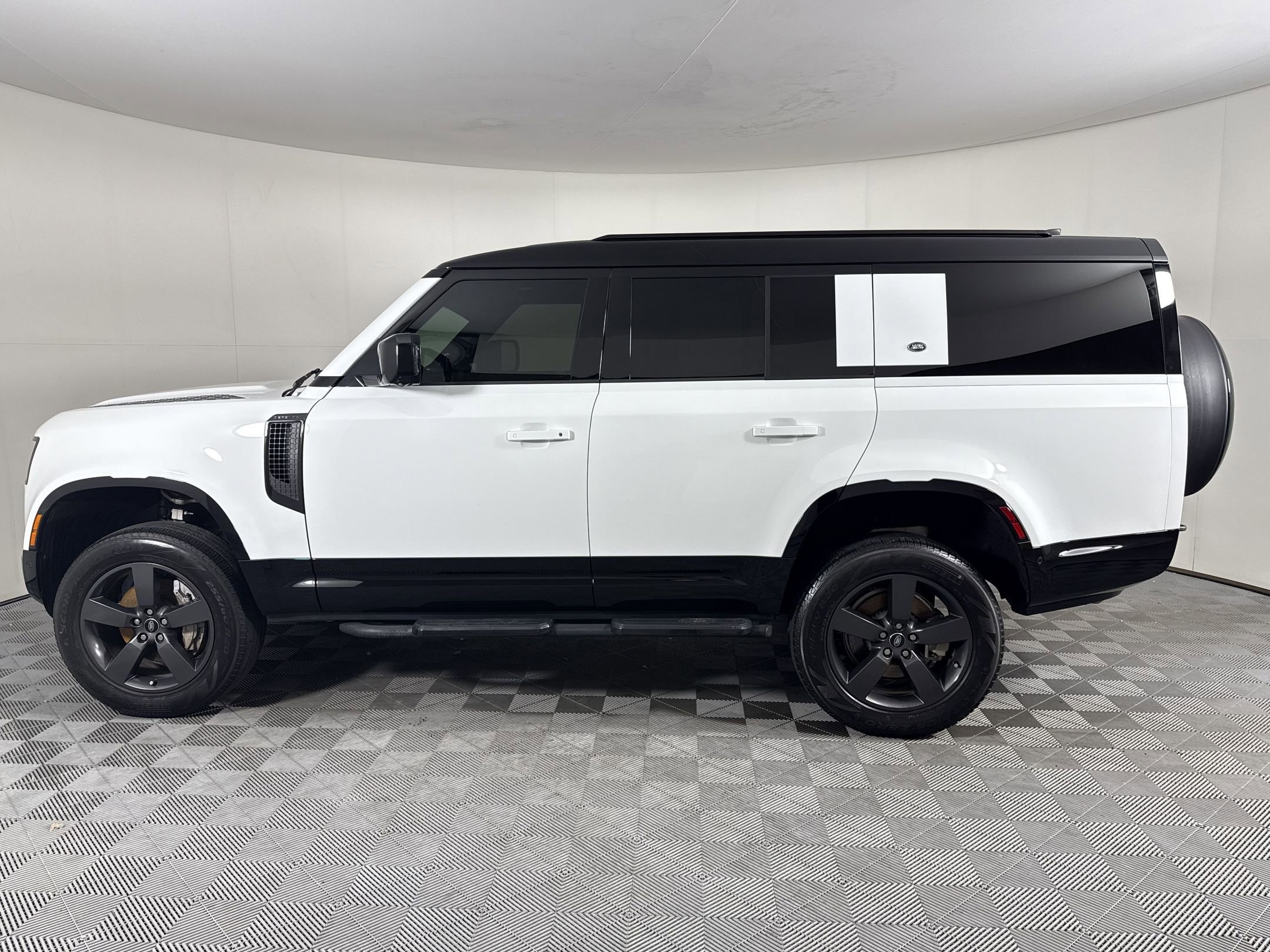 Used 2023 Land Rover Defender 130 X-Dynamic SE AWD/4WD image 2