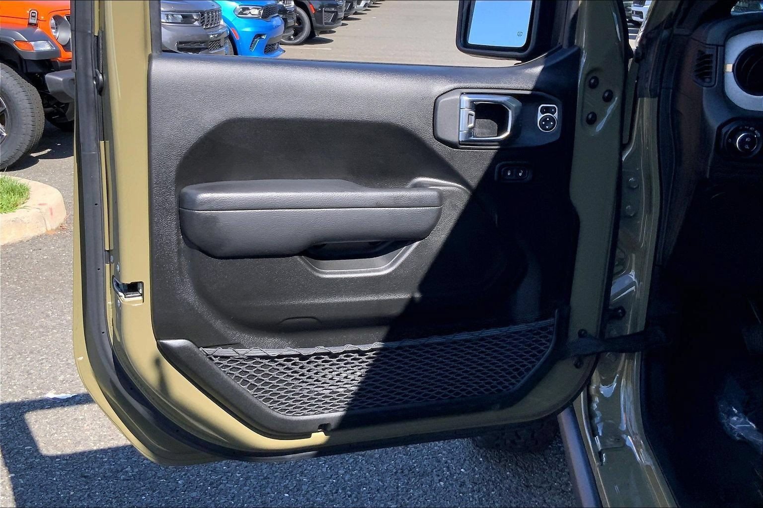 Certified 2025 Jeep Gladiator Sport AWD/4WD image 20