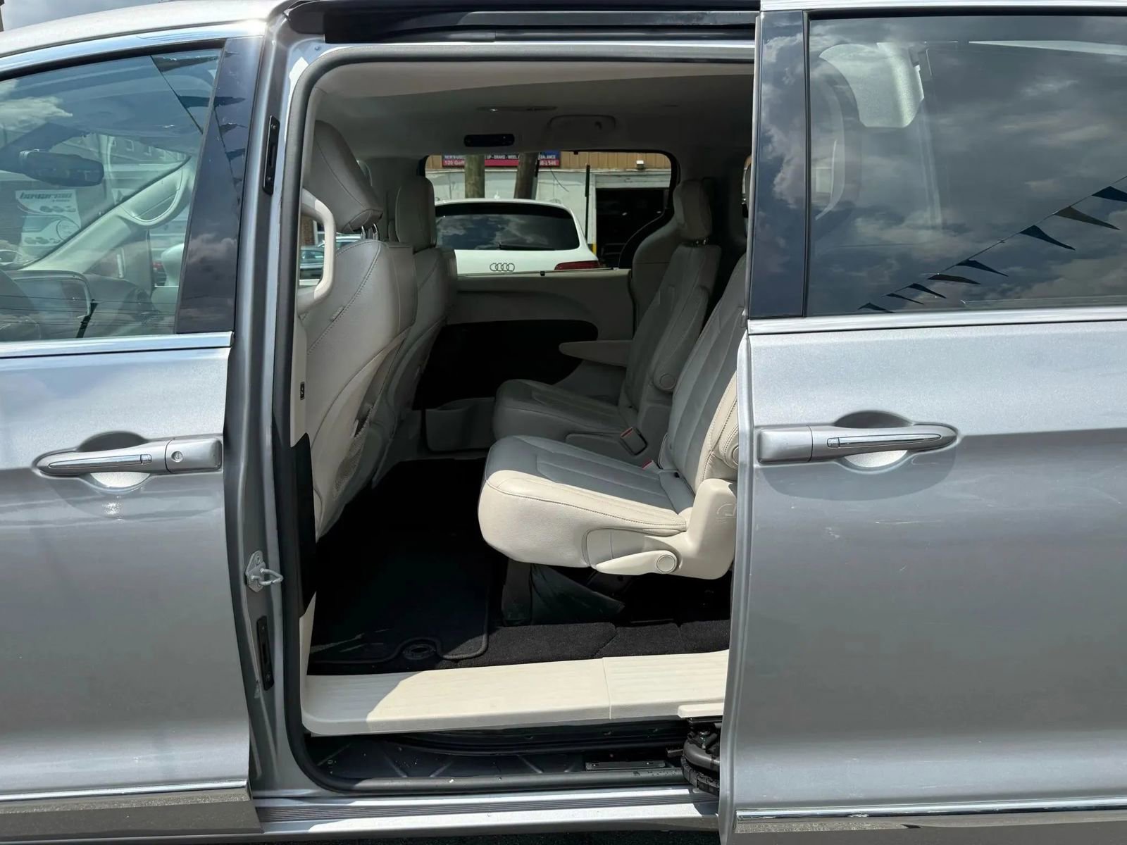 Used 2017 Chrysler Pacifica Touring-L w/ Tire & Wheel Group image 44