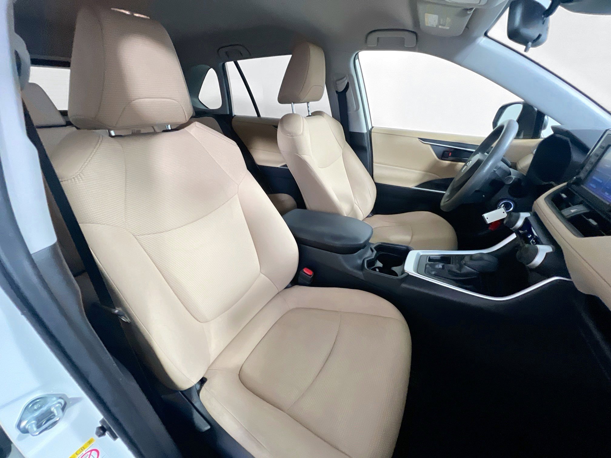 Used 2019 Toyota RAV4 LE image 30