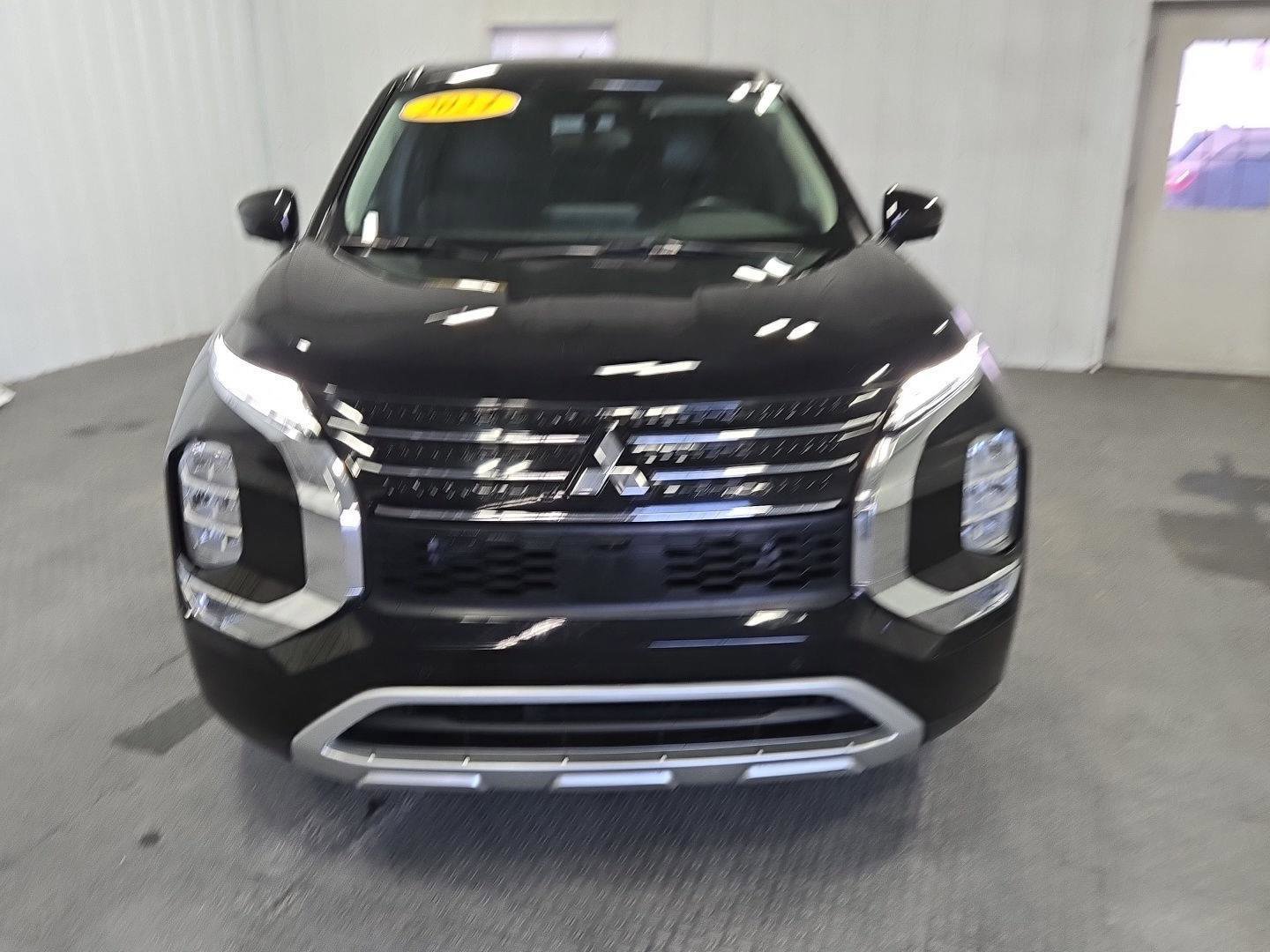 Used 2024 Mitsubishi Outlander SE Black Edition image 11