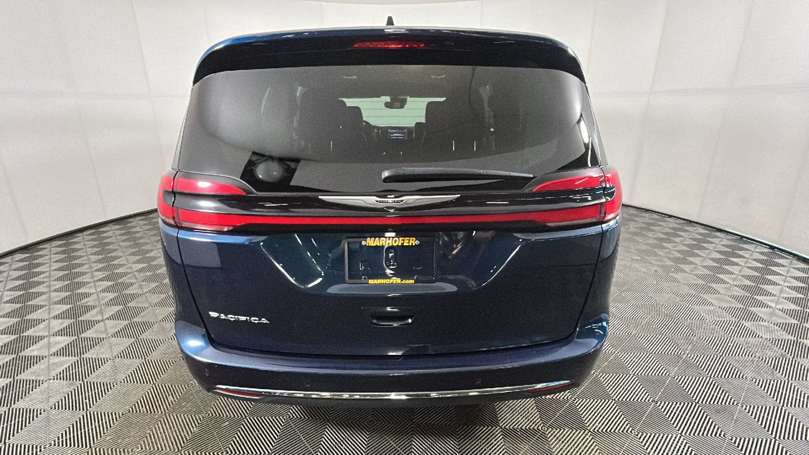 Used 2023 Chrysler Pacifica Touring-L FWD image 4