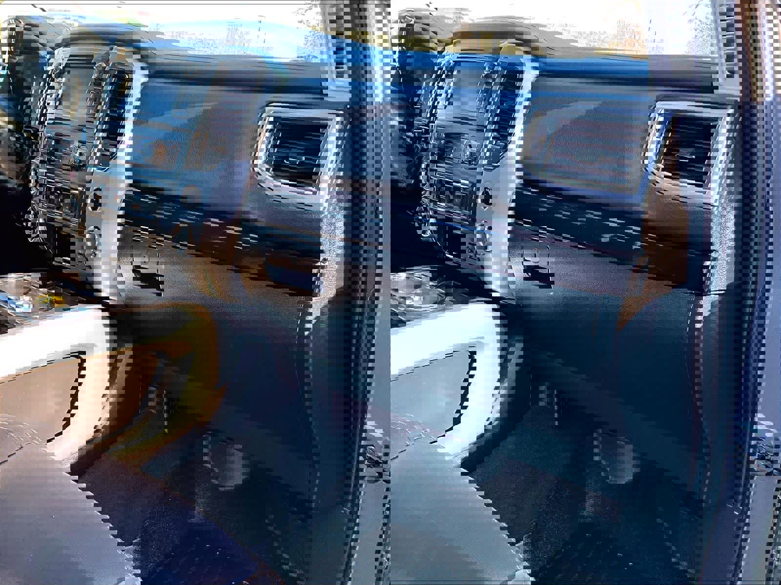 Used 2019 Nissan Titan SV w/ SV Convenience Package image 13