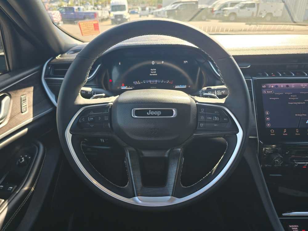 Used 2025 Jeep Grand Cherokee Limited w/ Black Appearance Package AWD/4WD image 11