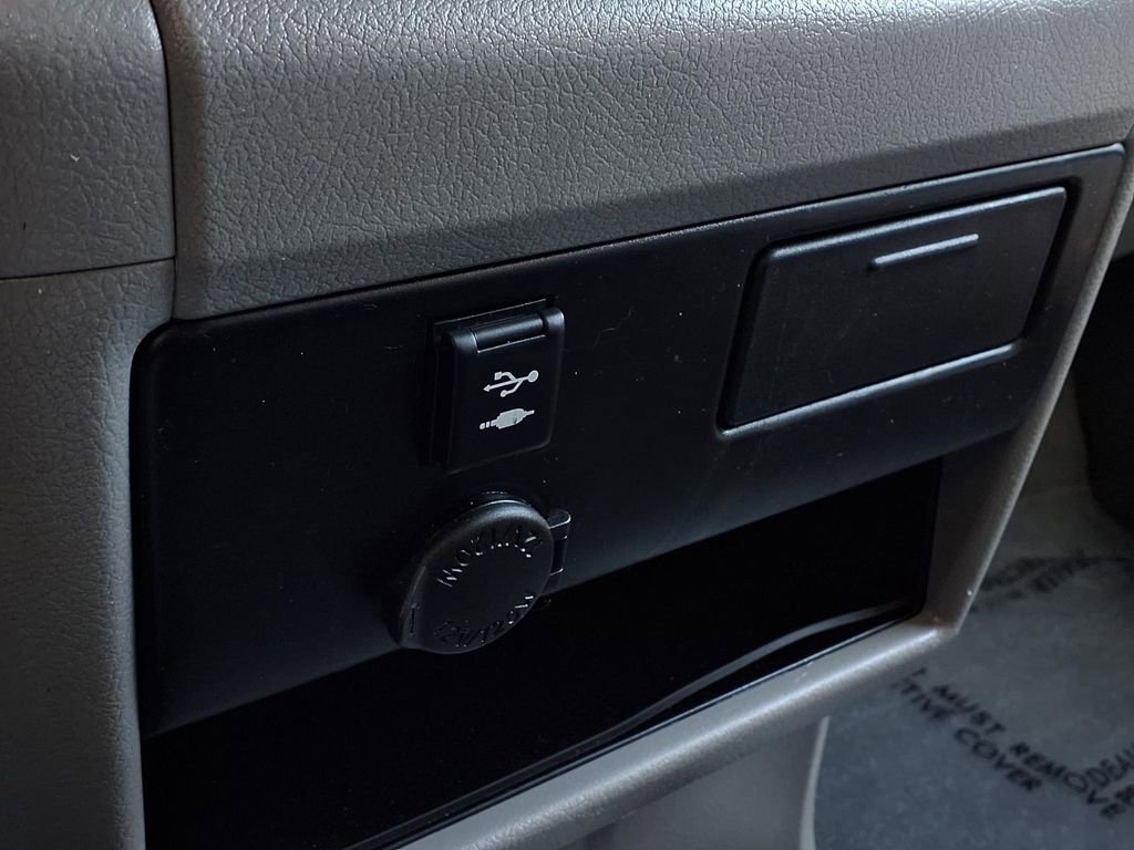 Used 2020 Toyota Sienna LE w/ Carpet Mat Package FWD image 12