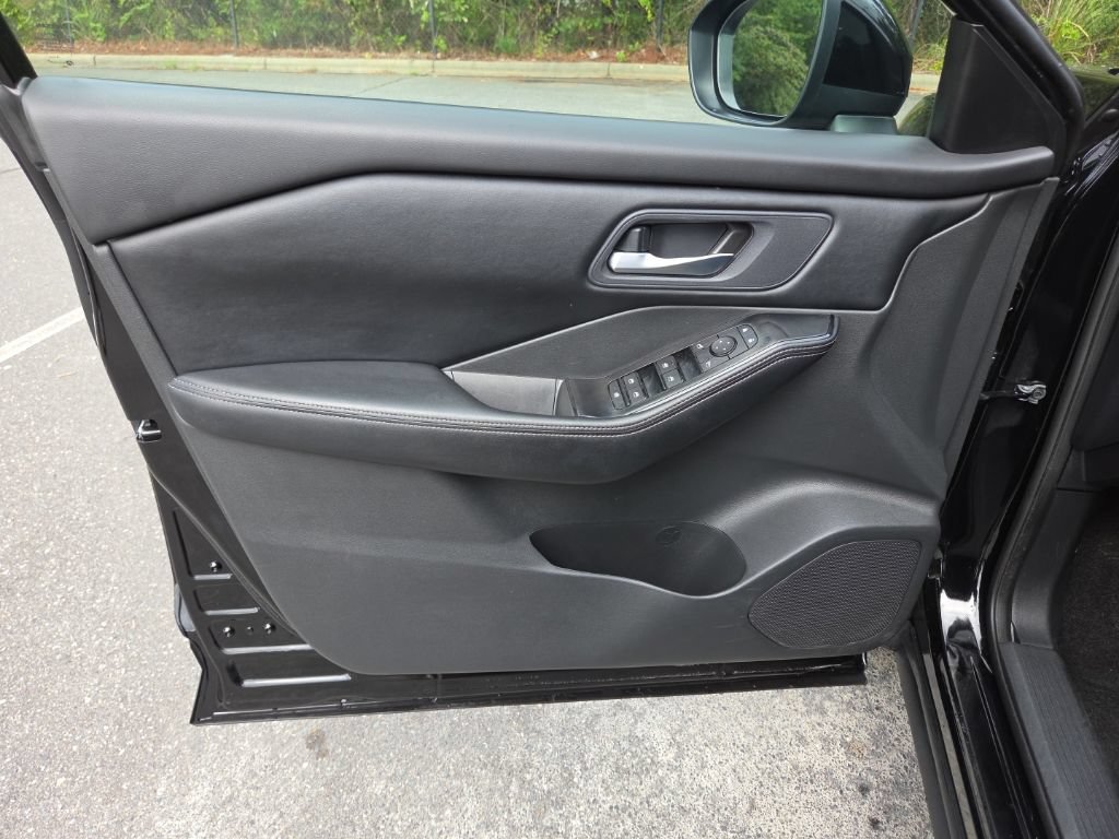Certified 2025 Nissan Rogue SV FWD image 16