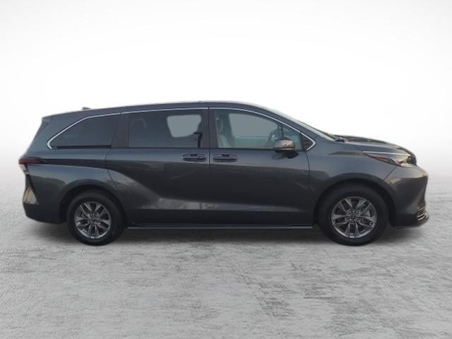 Certified 2025 Toyota Sienna LE FWD image 4