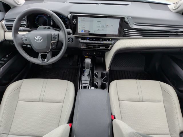 Used 2025 Toyota Camry XLE FWD image 32
