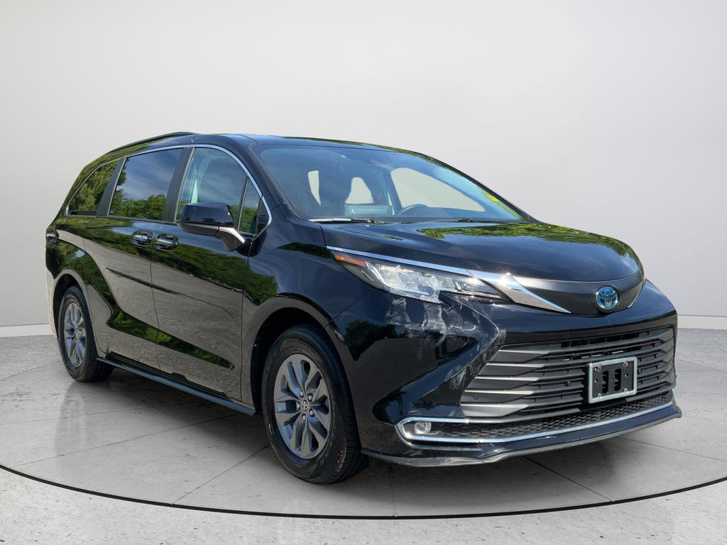 Used 2022 Toyota Sienna XLE FWD image 1