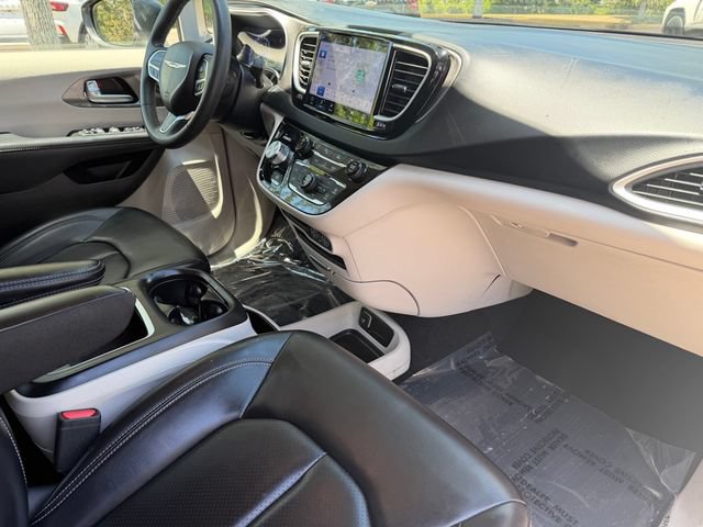 Used 2023 Chrysler Pacifica Touring-L FWD image 11
