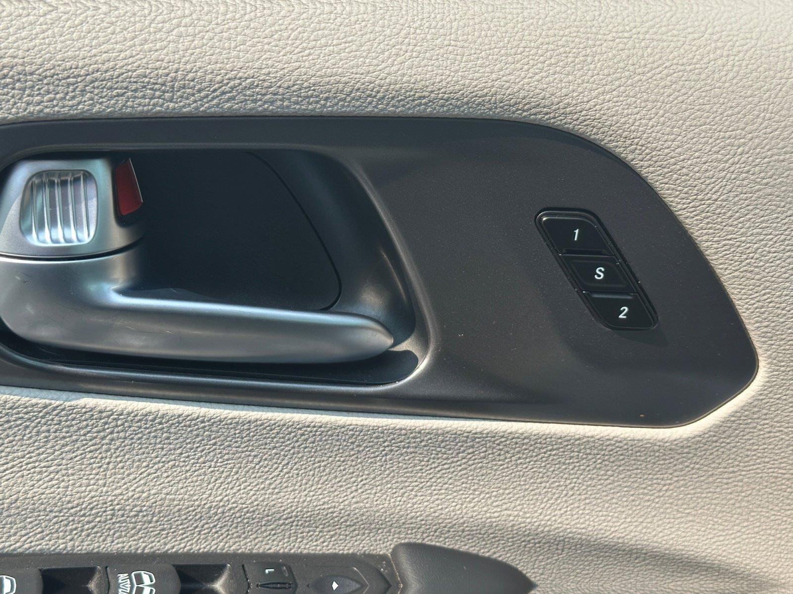 Used 2023 Chrysler Pacifica Touring-L FWD image 15