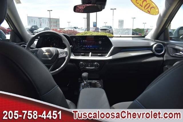 Used 2025 Chevrolet Trax LT FWD image 3