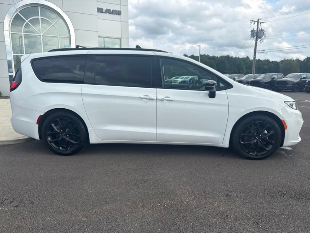 Used 2025 Chrysler Pacifica Limited FWD image 9