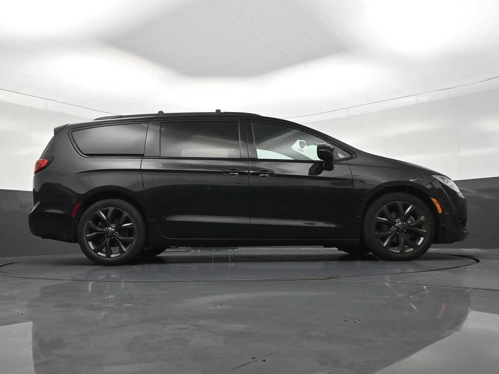 Used 2019 Chrysler Pacifica Limited w/ Advanced Safetytec Group FWD image 29