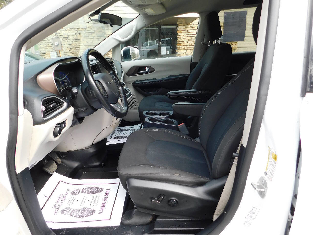 Used 2022 Chrysler Voyager LX image 28