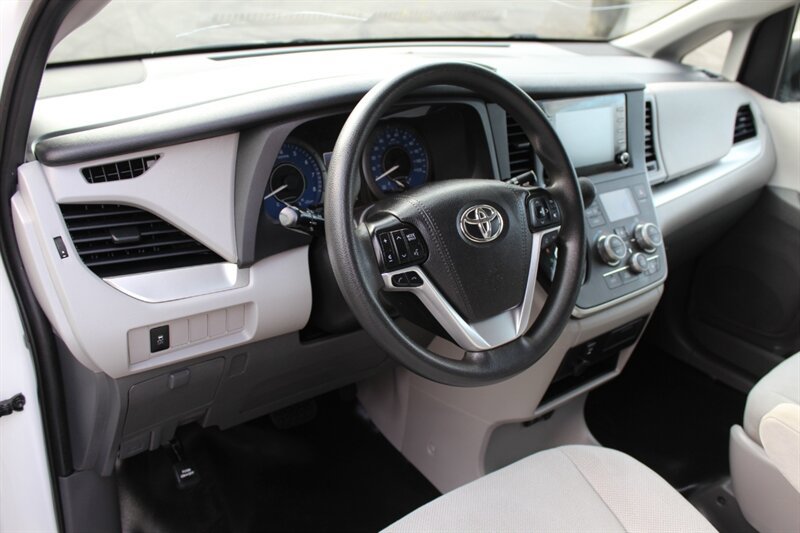 Used 2020 Toyota Sienna L FWD image 9