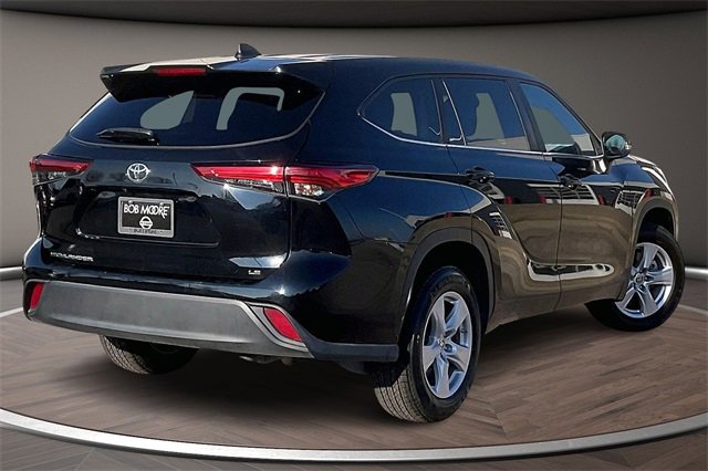 Used 2023 Toyota Highlander LE image 2