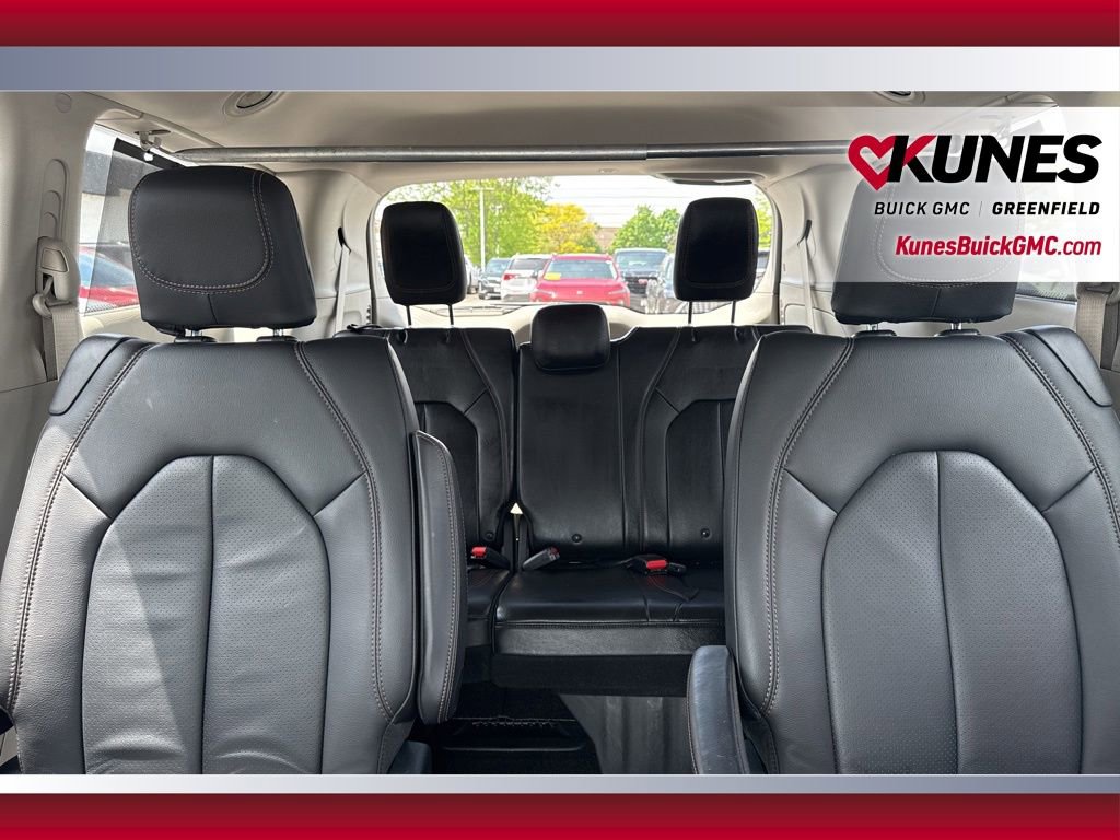 Used 2018 Chrysler Pacifica Touring-L FWD image 33