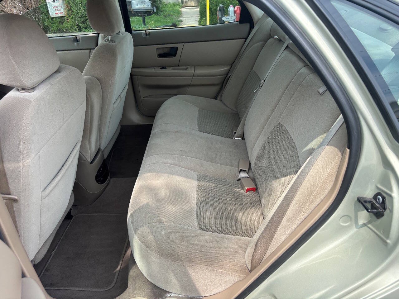 Used 2005 Ford Taurus SE FWD image 16
