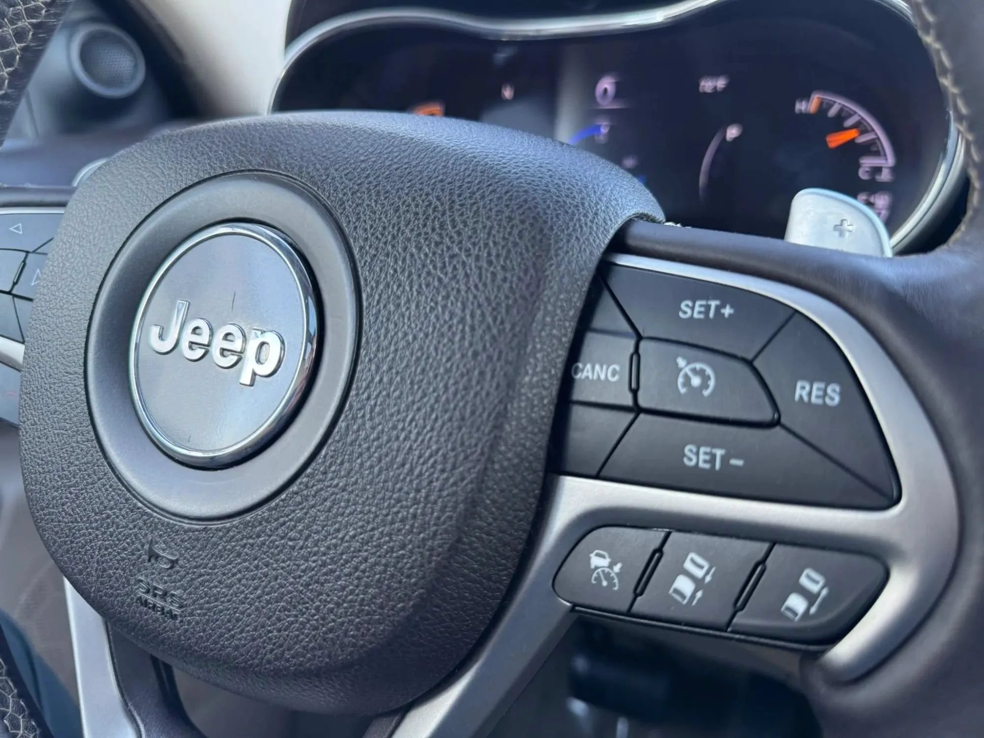Used 2016 Jeep Grand Cherokee Overland w/ Advanced Technology Group AWD/4WD image 18
