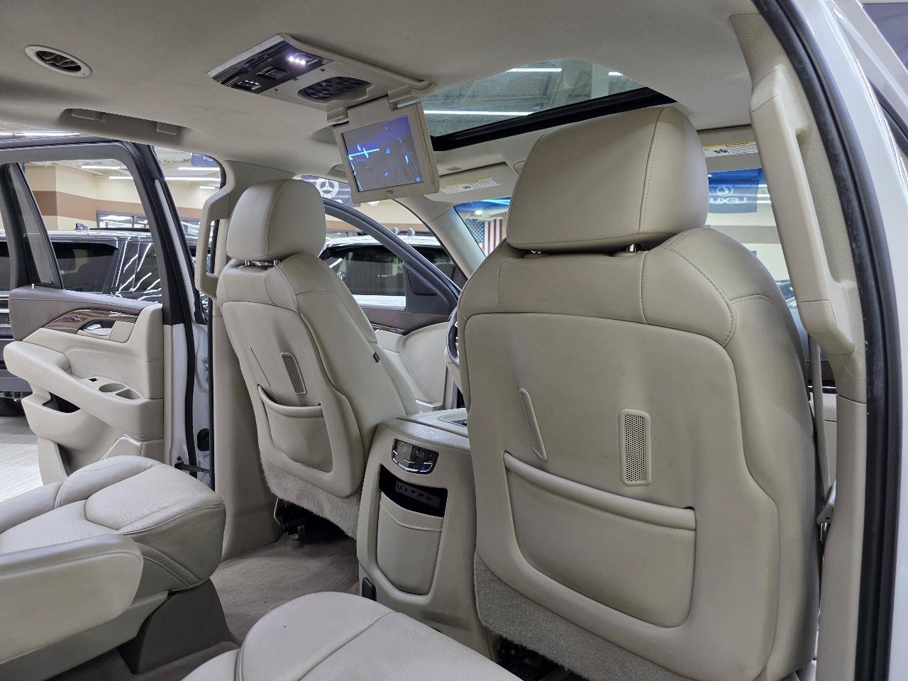 Used 2017 Cadillac Escalade Premium Luxury AWD/4WD image 25