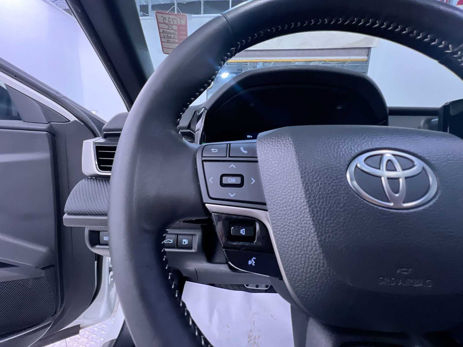 Used 2025 Toyota Camry SE w/ Convenience Package FWD image 20