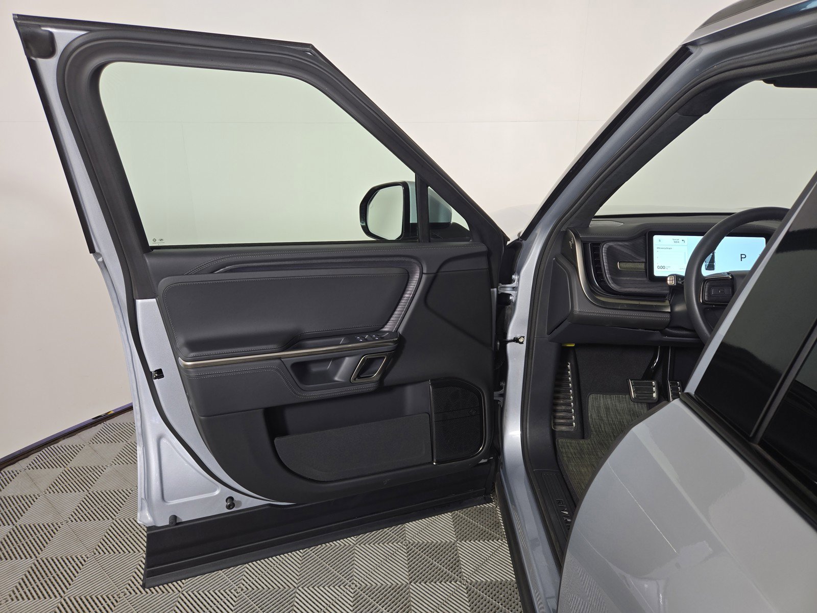 Used 2024 Rivian R1S Adventure AWD/4WD image 16