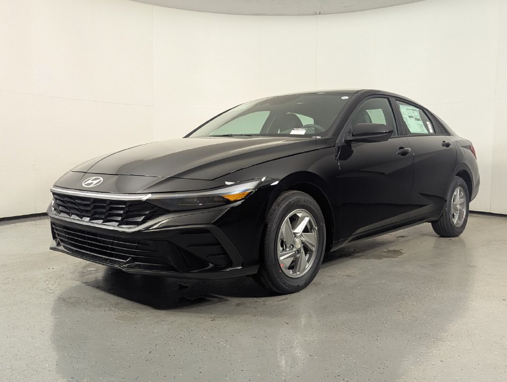 New 2026 Hyundai Elantra SE FWD image 3