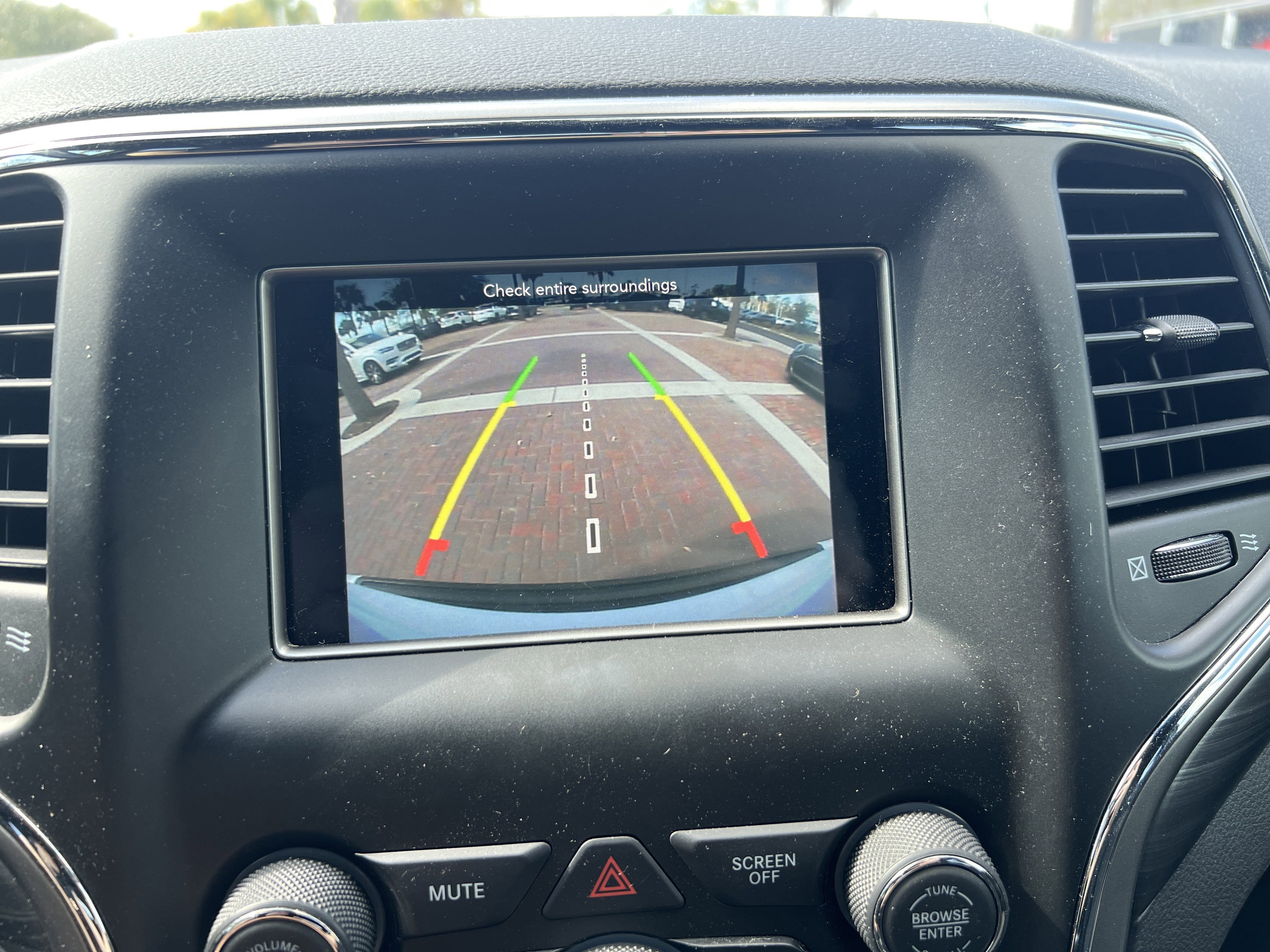 Used 2020 Jeep Grand Cherokee Laredo image 24