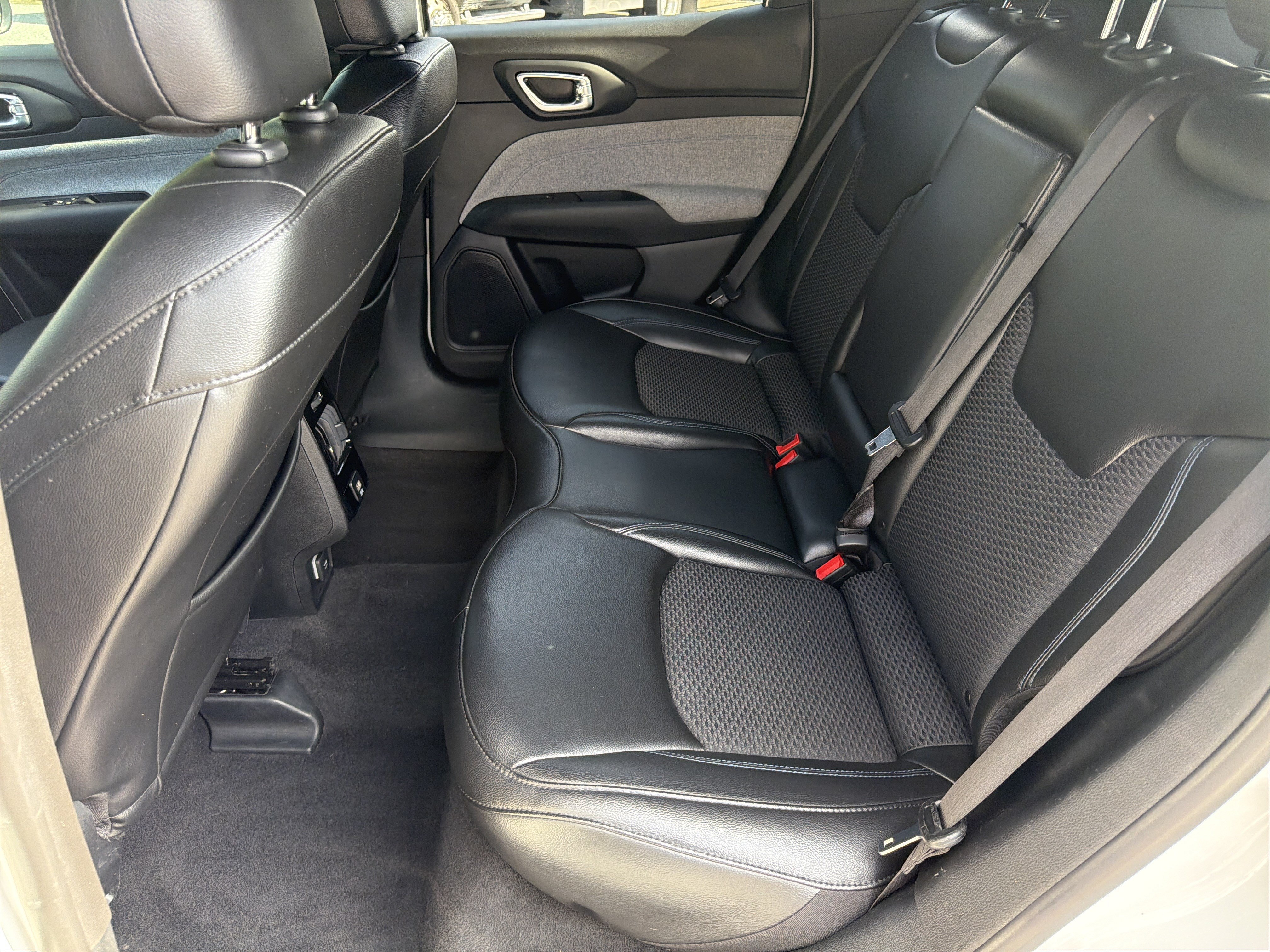 Used 2023 Jeep Compass Latitude AWD/4WD image 24
